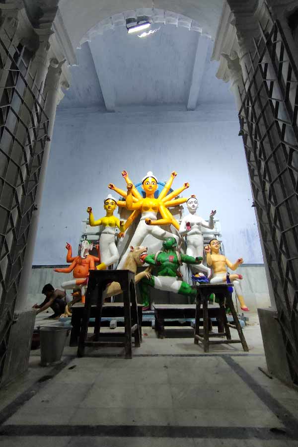 বীরভূমের সুরুলের জমিদারবাড়ির দুর্গা মন্দিরের পুজো এ বছর ২৮৮ বছরে পড়ছে।
