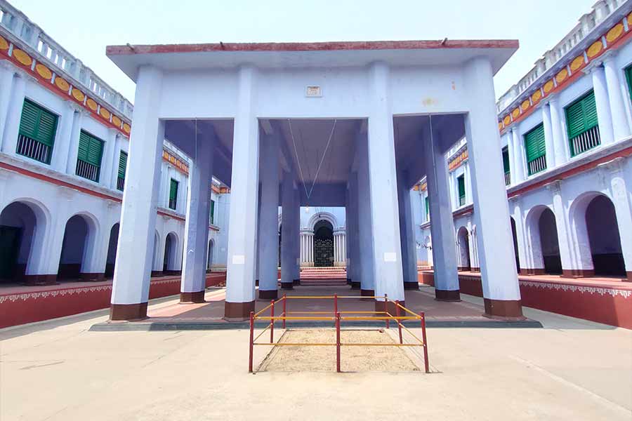 জমিদারবাড়ির বাইরে বসে মেলা।