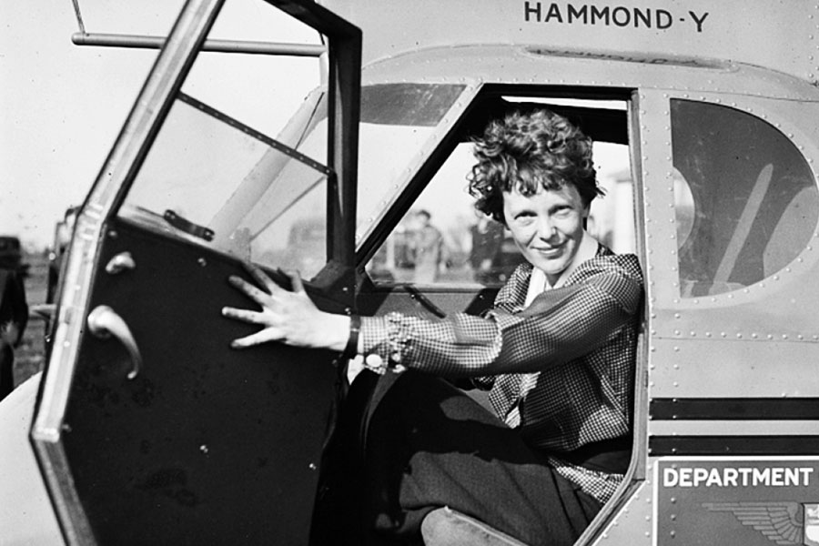 একা বিমান নিয়ে আটলান্টিক মহাসাগর পেরিয়ে গিয়েছিলেন তিনি। এর আগে কোনও মহিলার এই কৃতিত্ব ছিল না। অ্যামেলিয়া ইয়ারহার্ট যখন আটলান্টিক মহাসাগর পেরিয়েছিলেন, তখন মহিলা তো দূর, খুব বেশি পুরুষও বিমান চালাতেন না।