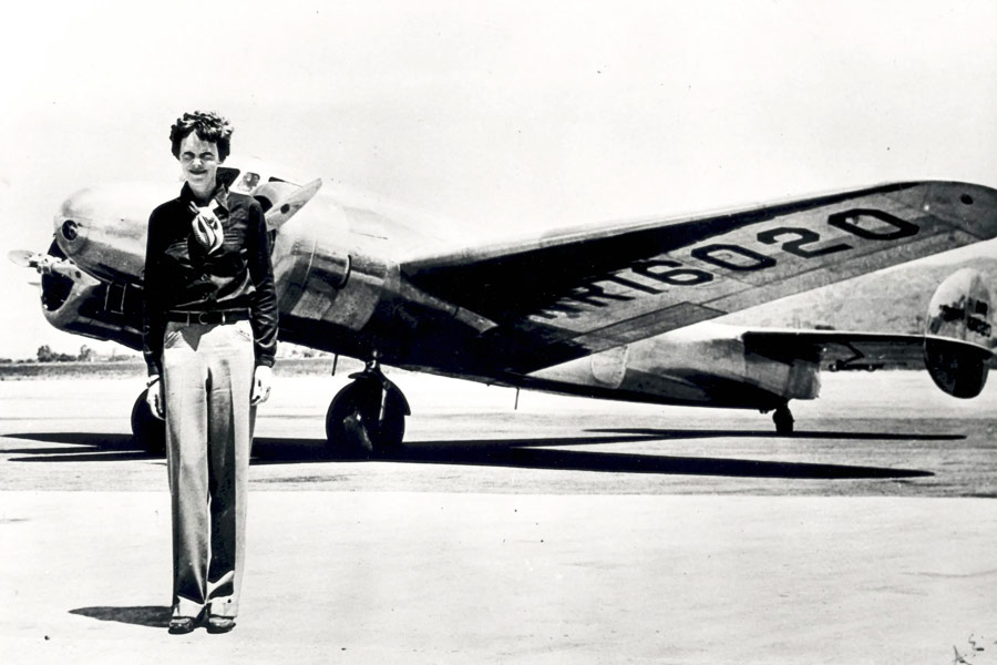 ১৮৯৭ সালের ২৪ জুলাই আমেরিকার কানসাসে জন্ম অ্যামেলিয়ার। ছোটবেলা কেটেছিল দিদিমা-দাদুর কাছে। সুযোগ পেলেই বাড়ির বাইরে খেলতে চলে যেতেন অ্যামেলিয়া।