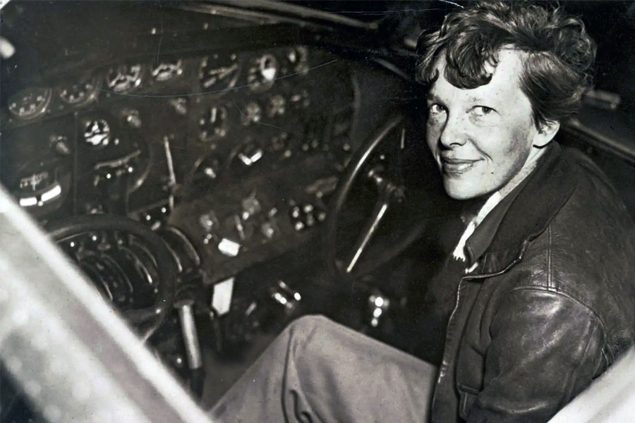 ১৯০৮ সালে বাবা-মায়ের কাছে আইওয়াতে চলে যান। তার পর শিকাগো আর ফিলাডেলফিয়ায় কেটেছে কৈশোর।