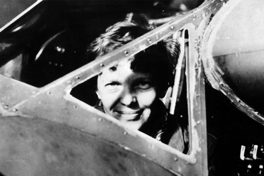 ১৯২৮ সাল। আমেরিকা থেকে আটলান্টিক পেরিয়ে ইউরোপগামী বিমানে সওয়ার হয়েছিলেন অ্যামেলিয়া। এর আগে কোনও মহিলা এই সাহস দেখাননি। ‘কুইন অফ এয়ার’ তকমা দেওয়া হয় তাঁকে।