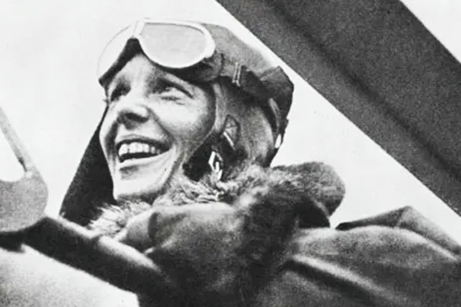 চার বছর পর অ্যামেলিয়া নিজেই বিমান নিয়ে পার করেন আটলান্টিক মহাসাগর। নিউ ফাউন্ডল্যান্ডের হারবর গ্রিস থেকে প্যারিস যাওয়ার কথা ছিল। আবহাওয়া খারাপ থাকার কারণে ২০ ঘণ্টা পর আয়ার্ল্যান্ডে অবতরণ করান বিমান। বিমানে যান্ত্রিক গোলযোগও দেখা দিয়েছিল।  