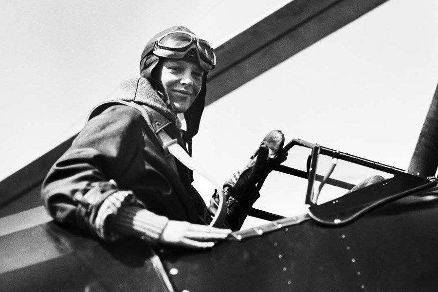 অ্যামেলিয়ার আগে কোনও মহিলার এই কৃতিত্ব নেই। এমনকি তাঁর আগে মাত্র এক জন বিমান চালকেরই এই কৃতিত্ব ছিল। সে দিক থেকে অ্যামেলিয়া দ্বিতীয়। তাঁকে পুরস্কৃত করেন প্রাক্তন আমেরিকান প্রেসিডেন্ট হার্বার্ট হুবার।