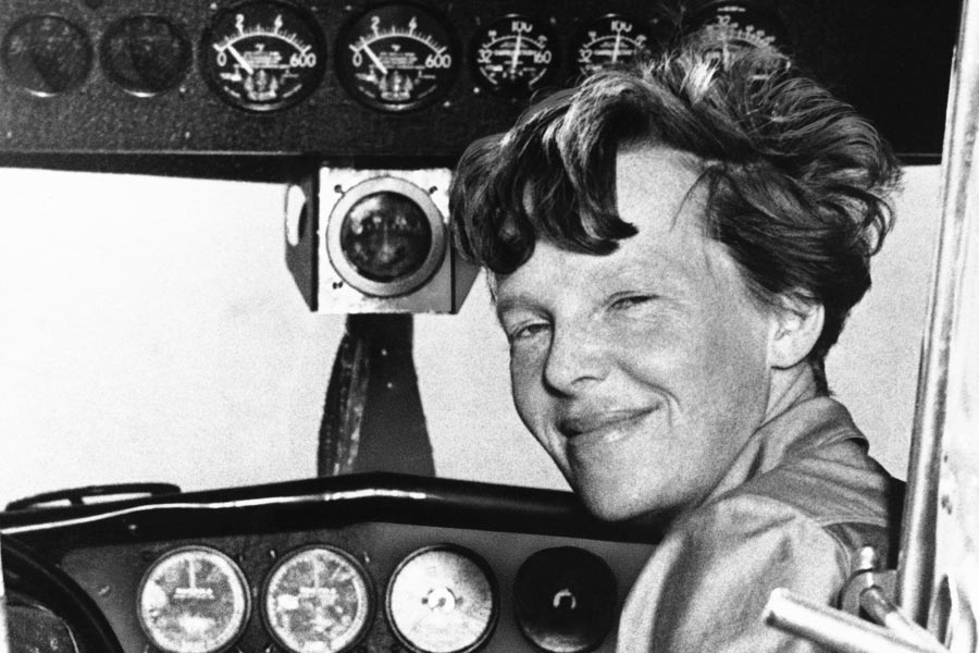 ১৯৩৭ সালের ১ জুন মায়ামি থেকে যাত্রা শুরু করেন। যাত্রাপথের দৈর্ঘ্য ২৯ হাজার মাইল (৪৬৬৭১ কিলোমিটার)। সহচালক ছিলেন ফ্রেড নুনান।