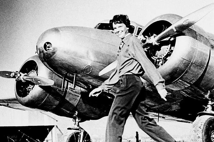 যাত্রায় বিরতি দিয়ে করাচি, কলকাতায় অবতরণ করে বিশ্রাম নিয়েছিলেন অ্যামেলিয়া।