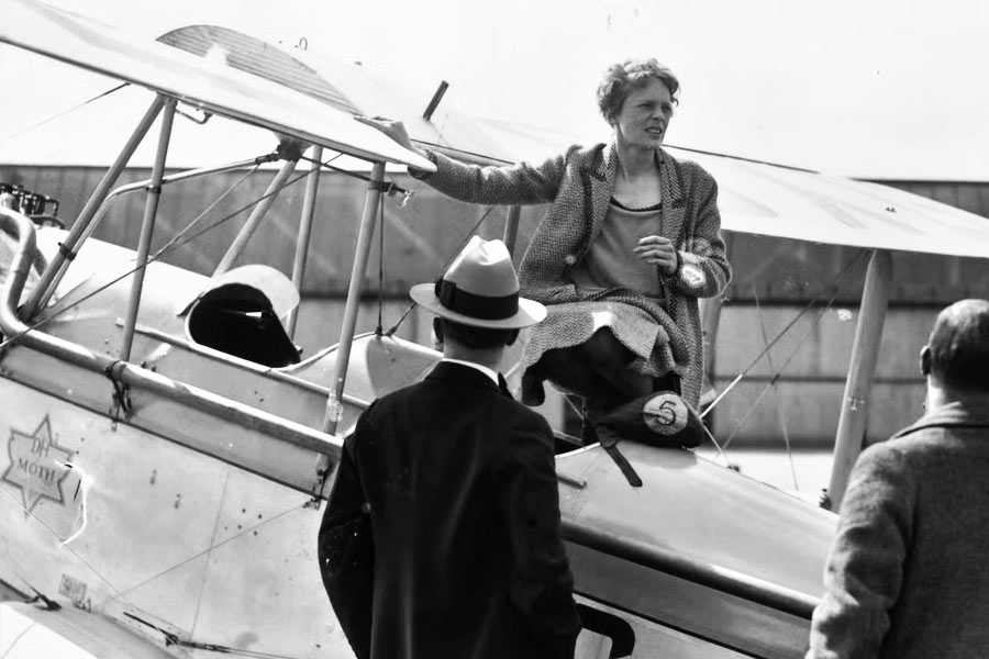 ২৯ জুন অবতরণ করেন পাপুয়া নিউগিনিতে। আর সাত হাজার মাইল (১১,২৬৫ কিলোমিটার) গেলেই লক্ষ্যপূরণ হত অ্যামেলিয়াদের।