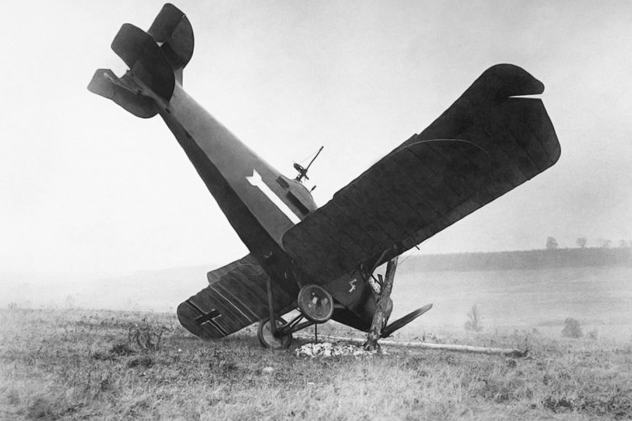 আবহাওয়া খারাপ ছিল। আচমকাই যোগাযোগ বিচ্ছিন্ন হয় অ্যামেলিয়াদের বিমানের সঙ্গে। মনে করা হয়, পথ হারিয়ে ফেলেছিলেন অ্যামেলিয়ারা। উড়তে উড়তে জ্বালানি শেষ হয়ে যায়। এর পরই সম্ভবত মুখ থুবড়ে পড়ে বিমান।