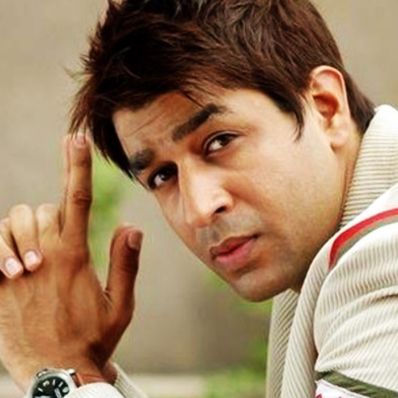 কিন্তু দীর্ঘ ১০ বছর ধরে বলিপাড়া থেকে বিচ্ছিন্ন রয়েছেন রজত। এক সময় চুটিয়ে কাজ করলেও এখন অভিনেতার হাতে কোনও কাজ নেই।