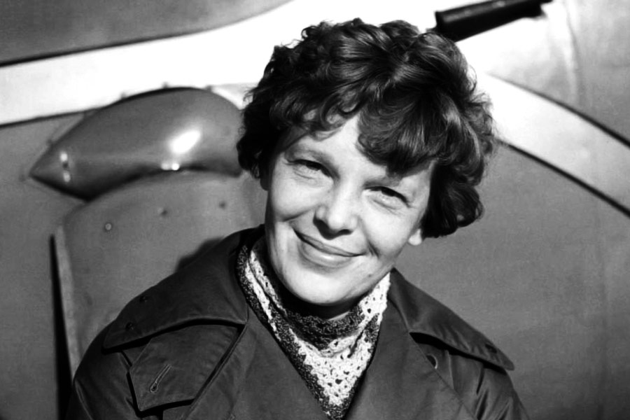 অ্যামেলিয়া নিরুদ্দেশ হওয়ার পর তাঁর স্বামী জর্জ পি পুটনাম তাঁর জীবনী লেখেন। নাম ‘সোরিং উইংস’। ১৯৩১ সালে জর্জকে বিয়ে করেছিলেন অ্যামেলিয়া।