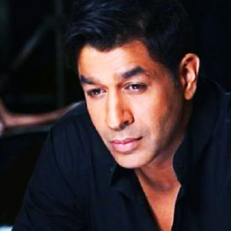 রজত তাঁকে হাসপাতালে নিয়ে যান। তবে মাথায় গুরুতর আঘাত লাগায় রাজেশকে বাঁচানো যায়নি।