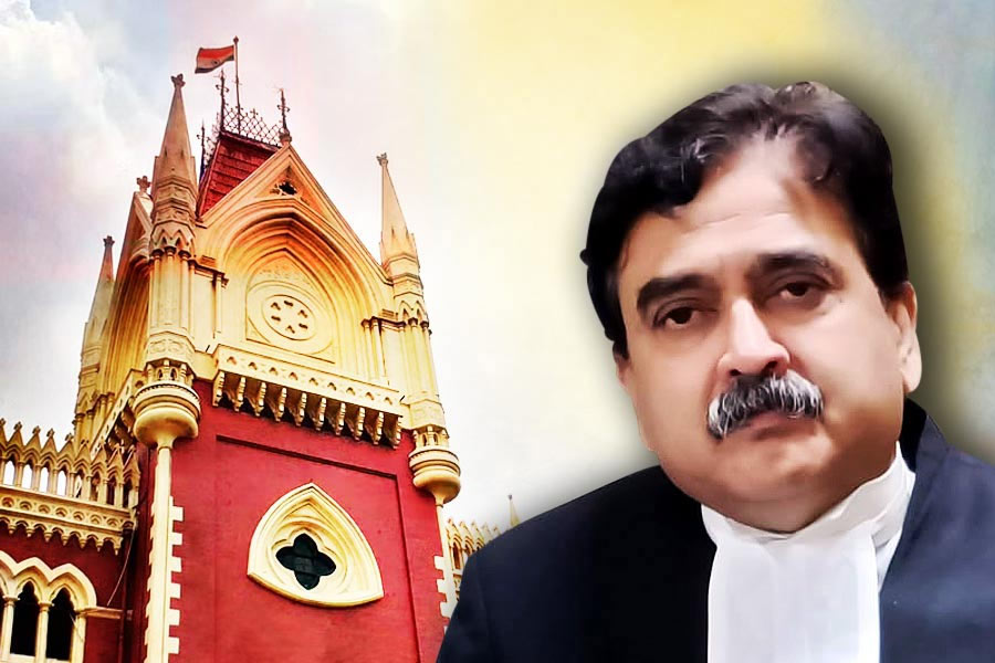 ২০১৪ সালের টেট পরীক্ষার ১২ লক্ষেরও বেশি উত্তরপত্র (ওএমআর শিট) নষ্ট করে ফেলা হয়েছে। নিয়োগ দুর্নীতির সঙ্গে প্রাথমিক শিক্ষা পর্ষদের এই পদক্ষেপের যোগ আছে কি  না জানতে চায় কলকাতা হাই কোর্ট। কেন ওএমআর শিটগুলি নষ্ট করা হল, সিবিআইকে তা খতিয়ে দেখার নির্দেশ দিয়েছেন বিচারপতি অভিজিৎ গঙ্গোপাধ্যায়।