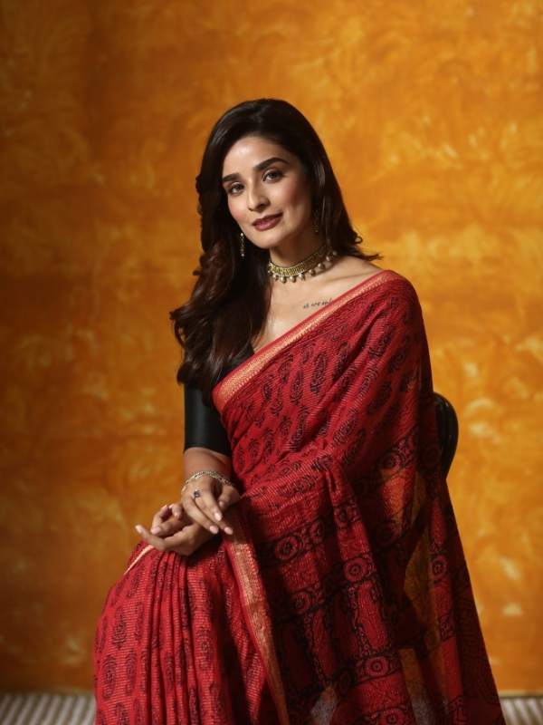 ষষ্ঠী মানে পুজোর শুরু। হালকা কাজ করা কাঠের ব্লক দিয়ে তৈরি মৃগনয়নীর বাগ প্রিন্টেড শাড়িতে প্রথম দিনেই হয়ে উঠতে পারেন নজরকাড়া। বাগ প্রিন্টের এই শাড়িগুলি মধ্যপ্রদেশের ধার জেলার নিজস্ব নিদর্শন। এই শাড়িতে ব্যবহার করা হয় অর্গানিক রং। জ্যামিতিক আকারে তৈরি হয় শাড়ির মোটিফগুলি ষষ্ঠীর দিন খানিকটা অন্য ঘরানার স্বাদ দিতেই পারে।