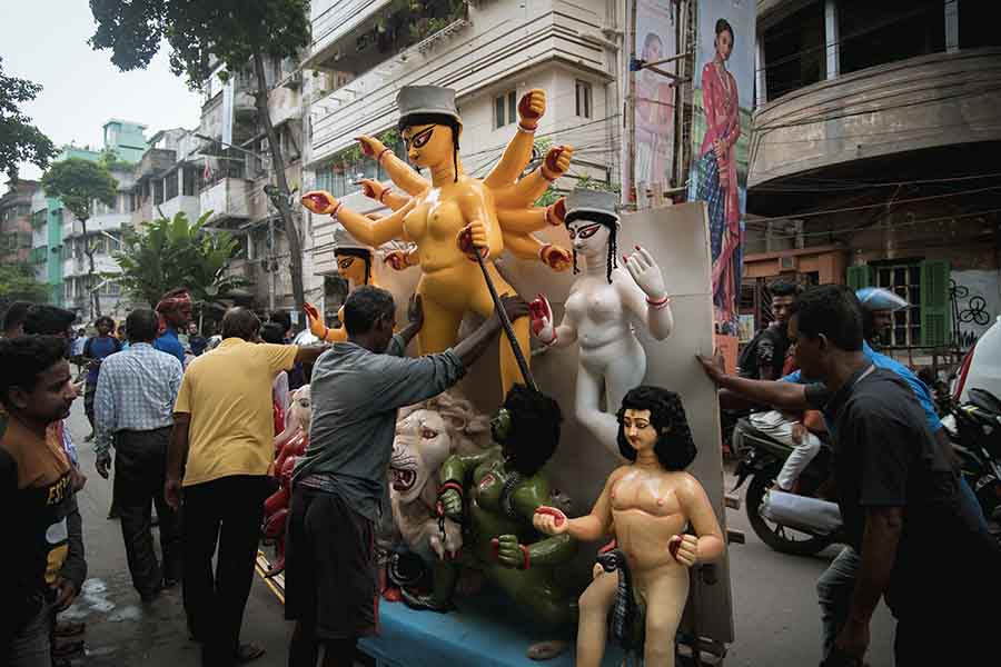 সাদা মেঘে ঢাকা শরতের আকাশ শুনিয়েছে মায়ের আগমনী। মহালয়ার পুণ্য লগ্নে বীরেন্দ্রকৃষ্ণ ভদ্রের কণ্ঠ বাঙালি মনে জাগিয়েছে মায়ের পদধ্বনি। শহর জুড়ে এখন শুধু সাজ সাজ রব, উমার অপেক্ষায়।