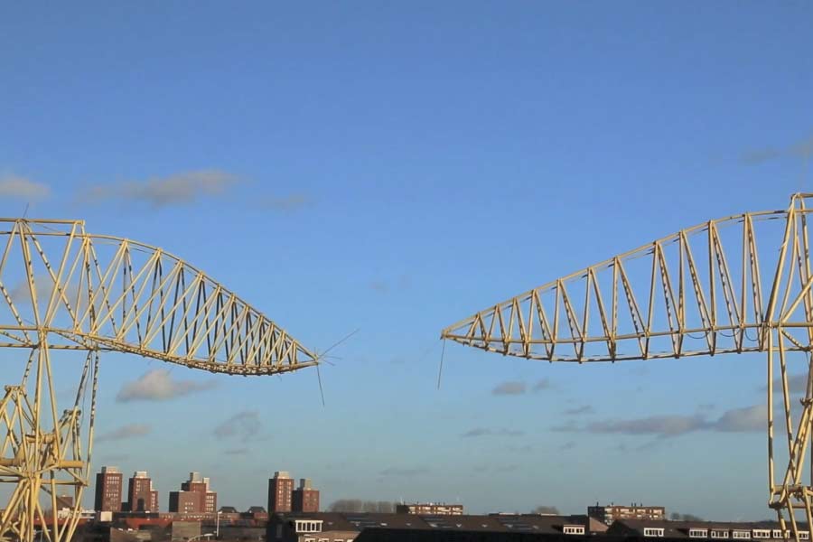 কী ভাবে হাঁটছে বা উড়ছে বিস্ট? থিয়ো জানিয়েছেন, প্রত্যেকটি বিচ বিস্টের মধ্যে রয়েছে একটি করে ‘মেরুদণ্ড’। যার গতি চক্রাকার। হাওয়া গিলে সেই চক্রাকার সঞ্চালনই হাঁটার কাজ করে। হাওয়ার বেগের তারতম্যের উপর নির্ভর করে বিস্ট কখনও দৌড়য়, কখনও আবার উড়ে যায়। 