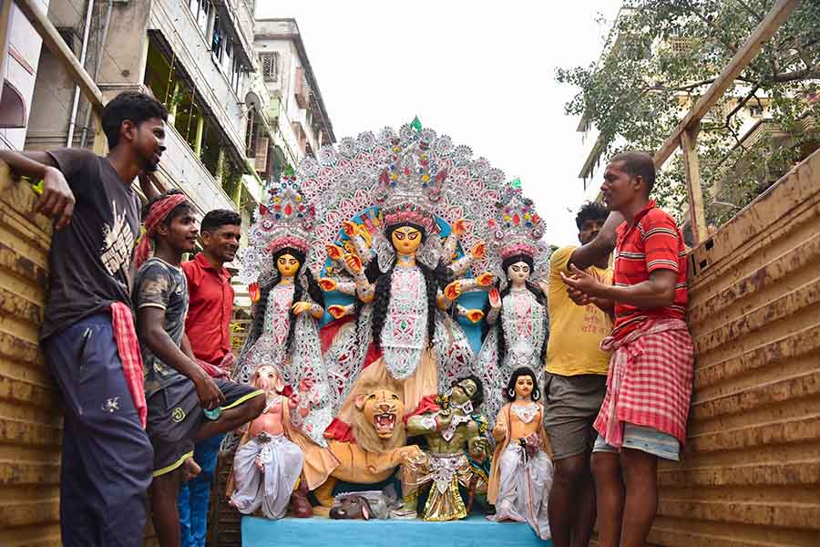 এ বছর ইউনেস্কোর হেরিটেজ তকমা পেয়েছে বাঙালির প্রিয় উৎসব। আনন্দ আয়োজনে তাই বাড়তি উদ্যম, উত্তেজনা। কাজও চলছে জোর কদমে। কুমোরটুলিতে শেষ মুহূর্তের তাড়াহুড়োয় চলছে চক্ষুদান। আর মন জুড়ে আগমনী।