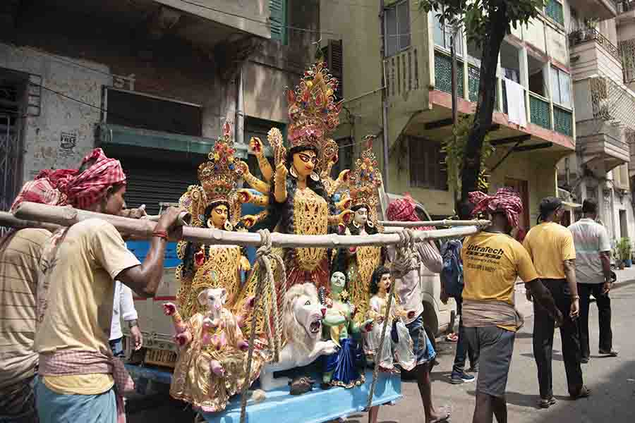 মা এলে হাসি ফোটে সকলের মুখে। নতুন জামার গন্ধে মেশে প্রাণ ভরা আনন্দের রেশ।   কোন সে দূরে, একলা ঘরে নিখুঁত তুলির টানে সেজে ওঠে মায়ের ত্রিনয়ন। যেন প্রদীপের আলোয় আলোকিত হয় চার পাশ। 