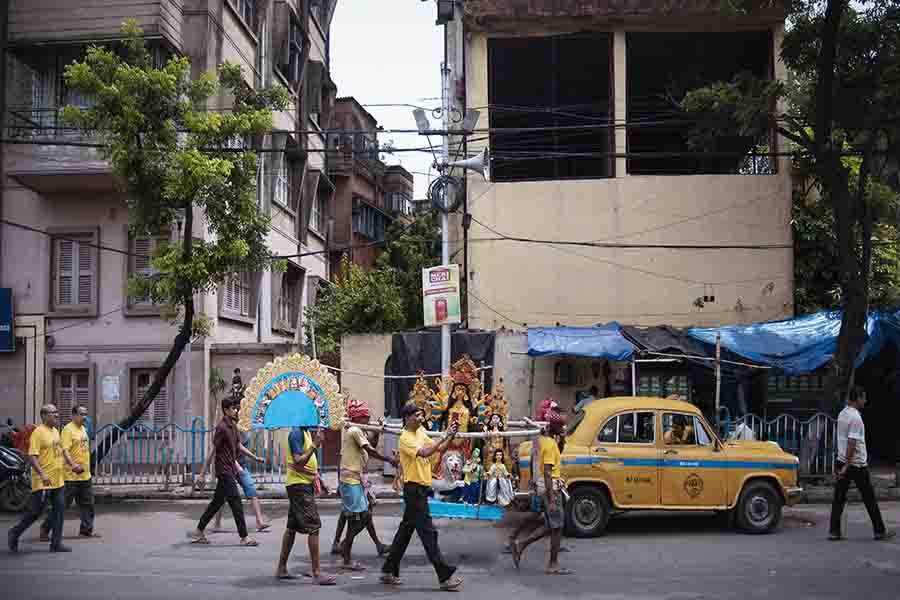 কোথাও কোথাও মন ছুঁয়ে যায় মায়ের সাজের সাবেকিয়ানা। 