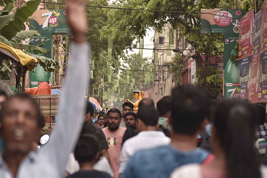 মহালয়ার পুণ্য লগ্নে প্যান্ডেলে প্যান্ডেলে রাত জাগে চোখ। তিনি যে এসেছেন, এখন তাঁকে বরণের পালা। 