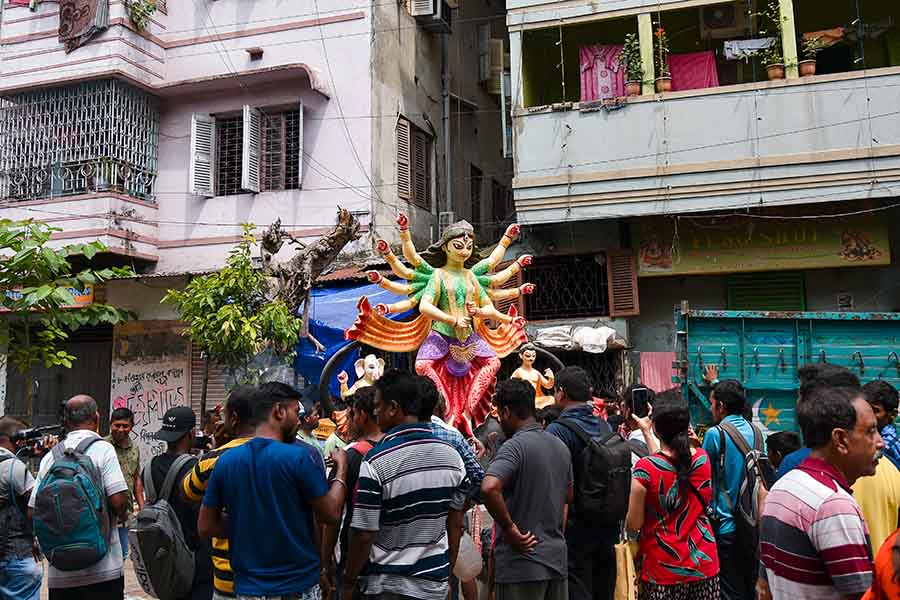 রাত জাগছে কুমোরটুলি। 