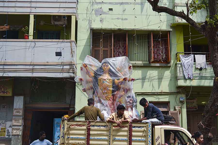 আর তো মাত্র কয়েক দিন। তার পরেই বোধন! ছবি সৌজন্যে: স্বর্ণেন্দু সরকার
