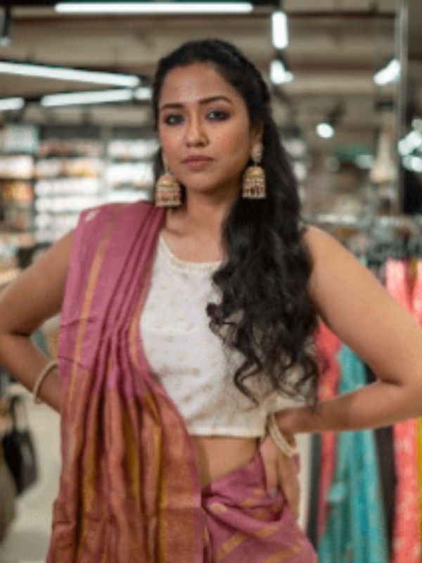 অষ্টমী মানেই অঞ্জলি, ভোগের খিচুড়ি, সন্ধি পুজো, ধুনুচি নাচআর শাড়িতে নারী। দিনটা জমজমাট হোক হাই হিল আর হালফ্যাশনের শাড়িতে।  সাবেক সাজে সকাল থেকে দুপুর। সন্ধের সাজ বরং হোক কনটেম্পোরারি। শাড়িই থাকুক না, তবে অন্য স্বাদে। ঠিক সোহিনীর মতো করে। 