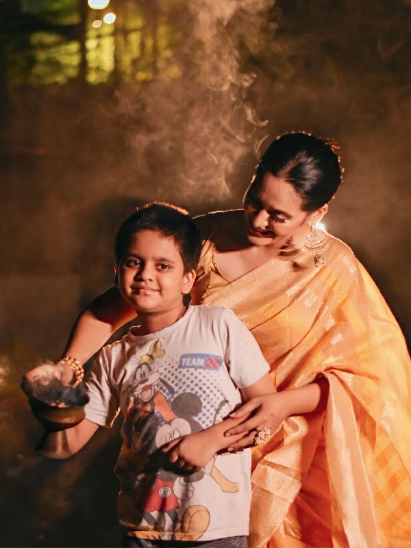 দশমীর সিঁদুর খেলা আর মন খারাপ জমুক শাড়ির আঁচলে: বিদায়বেলার সাজে থাকুক প্যান্টালুনসের আনারকলি অথবা সনাতনী শাড়ির সম্ভার।  কী ভাবছেন? প্রিয়ঙ্কা আর সোহিনীর মতো আপনিও কি ভরসা রাখবেন প্যান্টালুনস-এই?      এই প্রতিবেদনটি 'আনন্দ উৎসব' ফিচারের একটি অংশ।