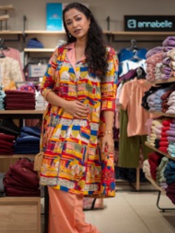 নবমীর আড্ডা জমুক কুর্তি আর পালাজোতে। প্রিয় বন্ধুদের সঙ্গে গোটা একটা দিন। খাওয়াদাওয়া আর ঠাকুর দেখার টইটইয়ে কুর্তি-পালাজোর মতো আরামদায়ক আর কিছুই নেই বোধ হয়! 