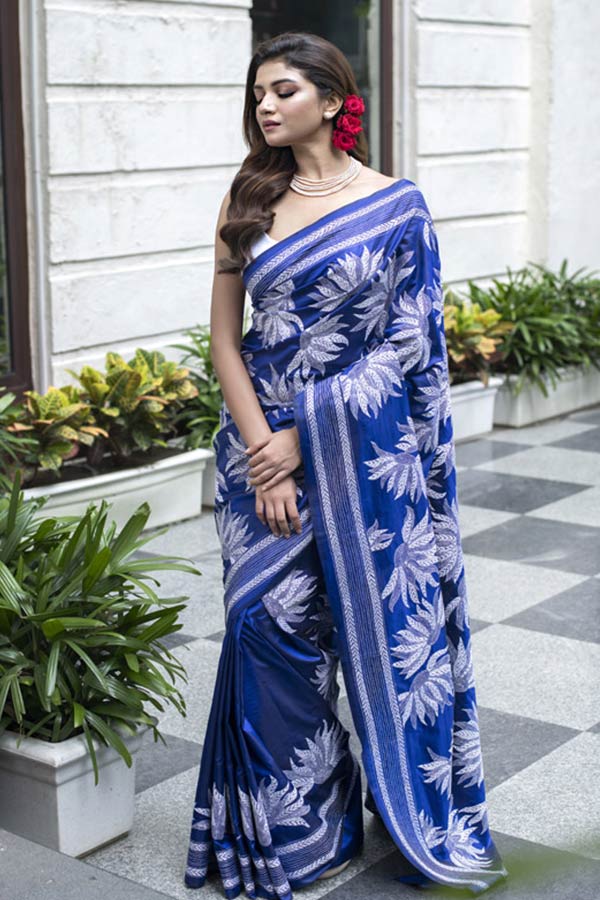 ফোর্ট উইলিয়মের অন্দরে ১৪ বছর কাঁথা স্টোরের দায়িত্ব সামলানোর সঙ্গে এবার ফারহা কলকাতার অভিজাত এলাকায় খুলে বসলেন নিজের কাঁথা স্টোর। 