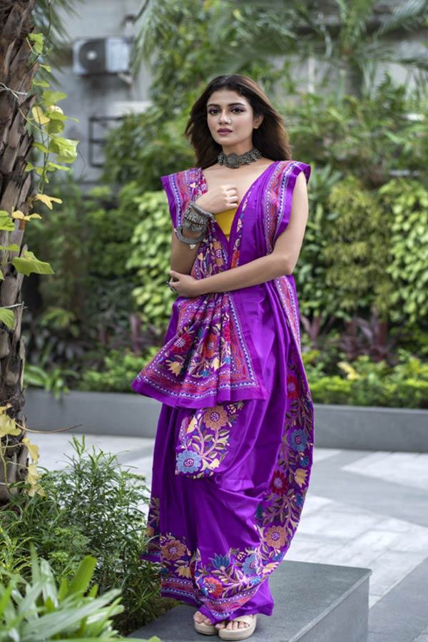 সাহসী মনের ছোঁয়ায় শাড়ি এ বার উদ্দাম। মভ রঙা চিরায়ত কাঁথা কাজের শাড়ি সৌরসেনীর ছোঁয়ায় চঞ্চল, উচ্ছ্বল। দু’দিকের কাঁধ থেকে নেমে আসা আঁচলে যেন সেই যৌবনেরই জয়গাথা।