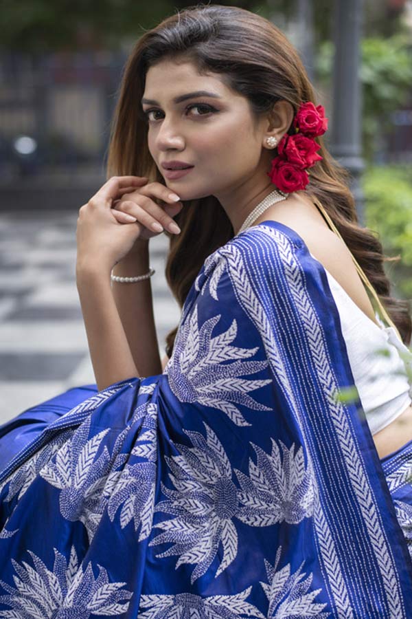 শাড়িই প্রিয় পোশাক। উৎসবের দিনে শাড়ি ছাড়া কিছু ভাবতেই পারেন না কন্যে। নীল রং ভীষণ প্রিয়। আকাশ নীল পিওর সিল্কে সাদা ফুলের কাঁথা কাজে সৌরসেনীর শরীর জুড়ে শরৎ। 