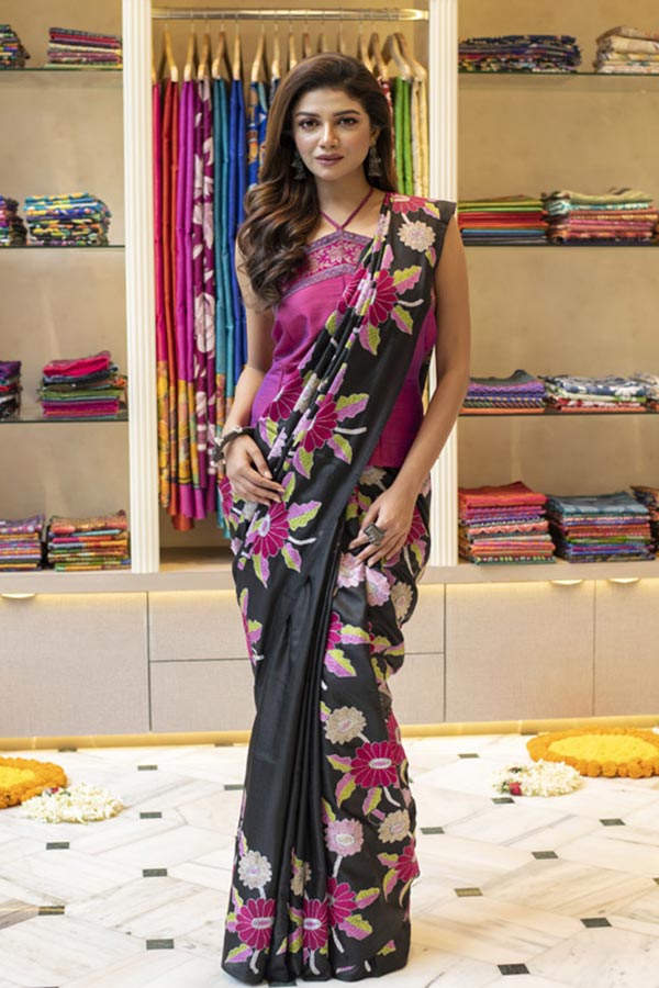 পুজোর আগে সৌরসেনী মৈত্র সাজলেন ফারহার অভিনব কাঁথা কাজের শাড়িতে। কালো শাড়িতে ম্যাজেন্টা রঙে ছড়িয়ে থাকা ফুলের কাঁথা কাজ। তার আমেজে সৌরসেনী যেন ষোড়শী। কৈশোর পেরনোর প্রথম ছোঁয়ায় আরও মোহময়ী।