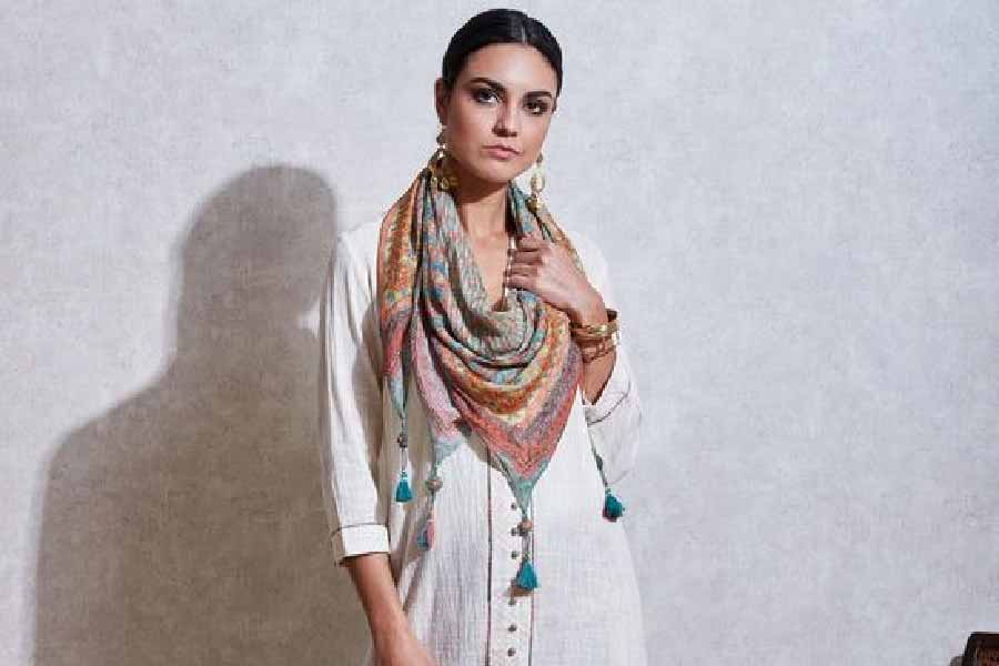 একরঙা কুর্তি হলে ফুলছাপ বা অন্য কোনও নকশা করা স্কার্ফ নিয়ে নিন। 