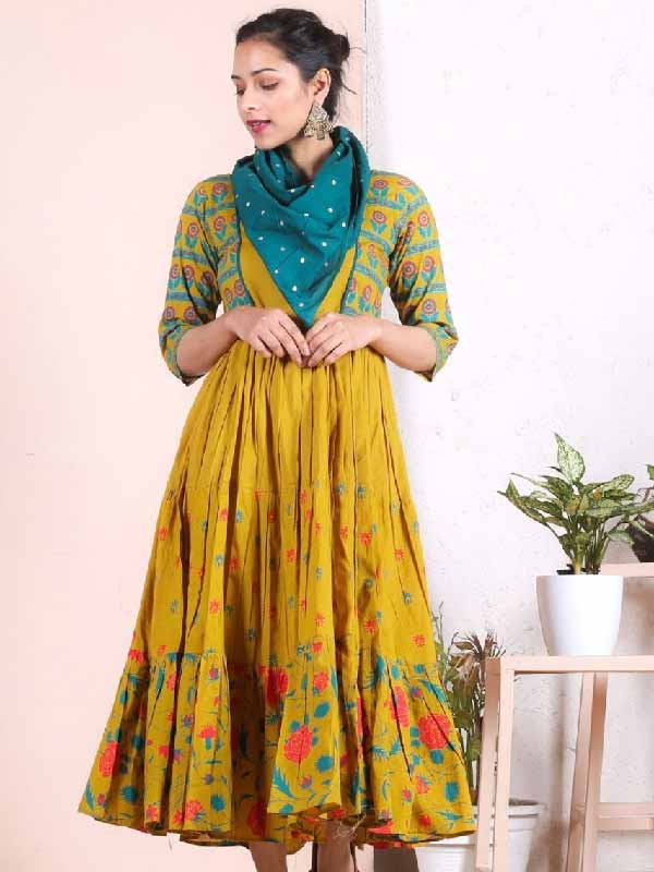 লম্বা ঝুল জামার সঙ্গে স্কার্ফ নিলেও বেশ সুন্দর দেখাবে।