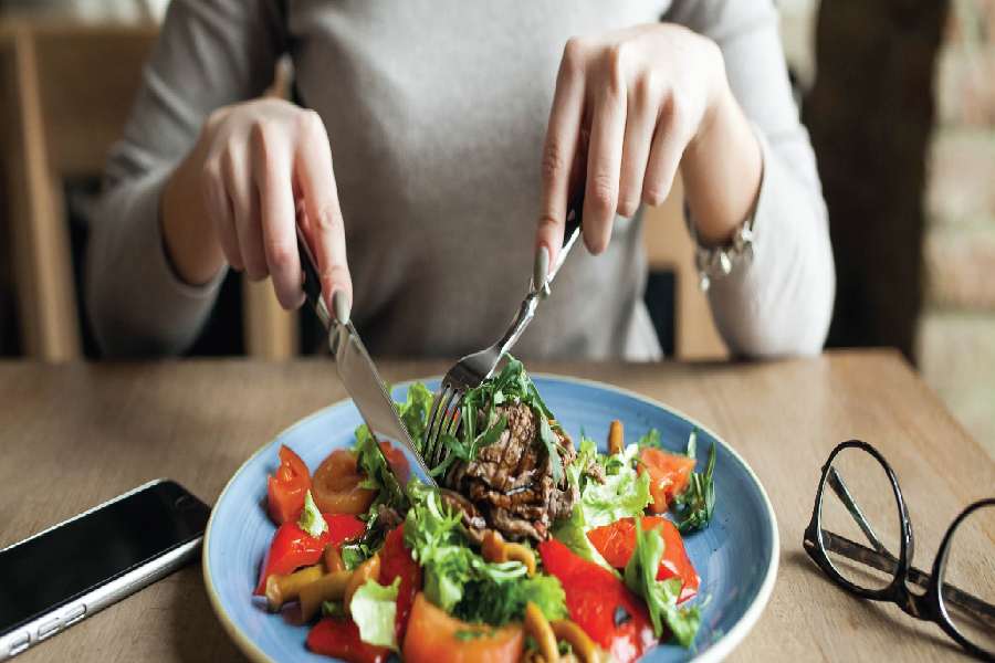 কোন সময় কোনগুলি খাবেন তার একটি রুটিন বানিয়ে নিন। 