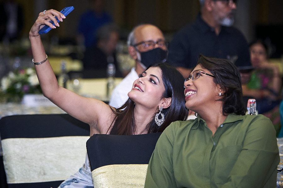 মধুমিতা সরকার এবং ঝুলন গোস্বামী।