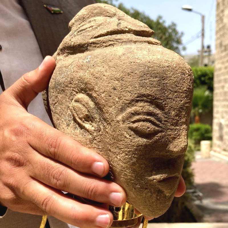 কিন্তু এই কারাগারে দোষীদের নাক কেটে নেওয়ার কারণ ছিল খুব অদ্ভুত। কারা কর্তৃপক্ষের ধারণা ছিল, কোনও বন্দি কারাগারের কড়া নিরাপত্তা পেরিয়ে বাইরে বেরোতে সক্ষম হলেও তাঁদের চেহারার বিশেষ বৈশিষ্ট্যের জন্য আবার ধরা পড়ে যাবেন।