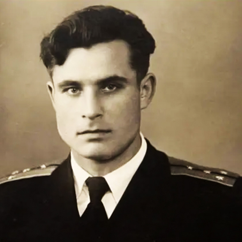 যখন এই সঙ্কেত আসে, সেই সময়ে ওই অফিসের ডিউটি অফিসার ছিলেন পেট্রোভ। শত্রুদেশের দিক থেকে কোনও ক্ষেপণাস্ত্র তাঁদের দিকে উড়ে আসছে কি না, তা দেখাই তাঁর কাজ ছিল। কম্পিউটারের পর্দায় এই ধরনের কোনও তথ্য আসা মাত্রই ডিউটি অফিসারদের কাজ ছিল এই বিষয়ে ঊর্ধ্বতন কর্তাদের জানানো।