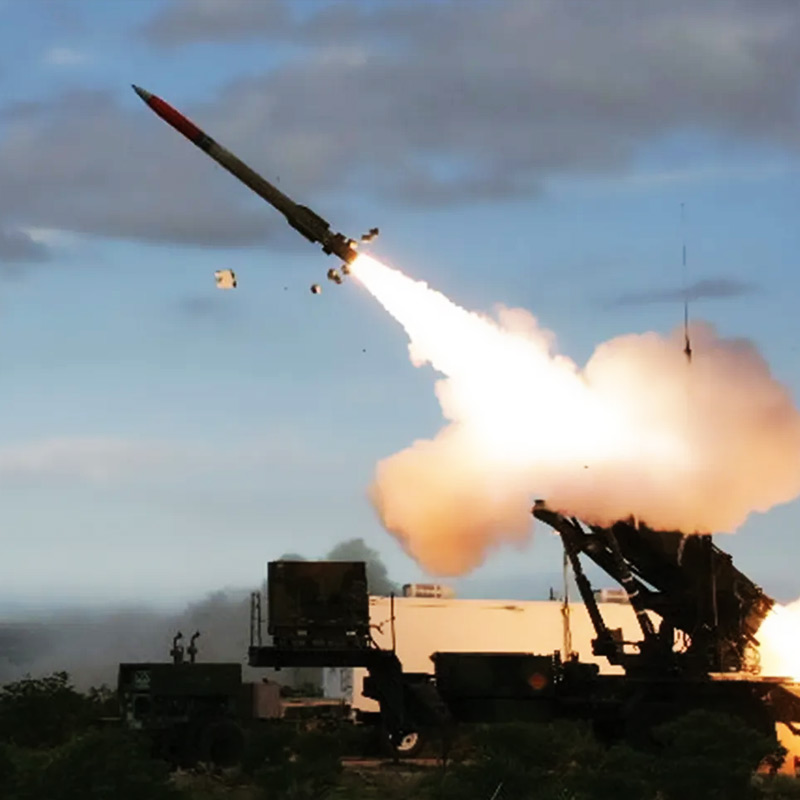 পেট্রোভ বুঝতে পারেন, ক্ষেপণাস্ত্র হামলার কোনও খবর সোভিয়েত দেশের সামরিক বা রাজনৈতিক নেতৃত্বের কাছে জানালে ১৯৮৩ সালের রাজনৈতিক আবহে এর ফল মারাত্মক হতে পারে। অনেক উন্নত দেশ পারমাণবিক যুদ্ধে জড়িয়ে পড়তে পারে। আর সেই কারণেই তিনি এই বিষয়ে চুপ করে থাকার সিদ্ধান্ত নেন।