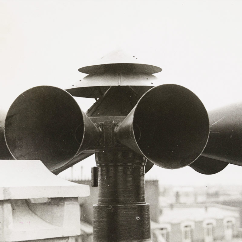 পেট্রোভের সামনেই সাইরেন বেজে ওঠে। কয়েক সেকেন্ডের মধ্যেই আমেরিকা থেকে প্রথম ক্ষেপণাস্ত্র উ়়ড়ে আসার সঙ্কেত আসে পেট্রোভের কাছে। এই সঙ্কেতে কোনও ভুল থাকতে পারে না বলেও  কম্পিউটার তাঁকে সতর্ক করে।