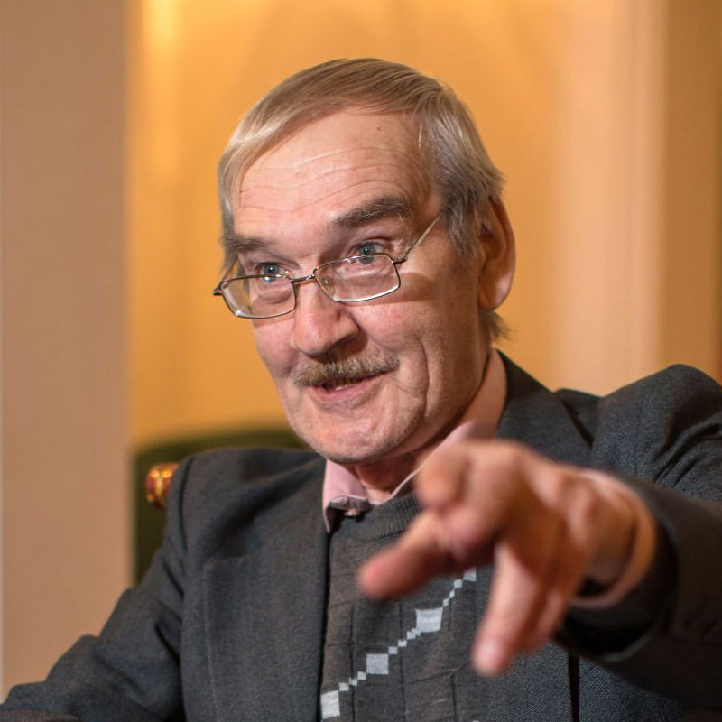 পেট্রোভের মতো অনেক সামরিক বিশেষজ্ঞই আমেরিকার ক্ষেপণাস্ত্র বাহিনীর নড়াচড়ার দিকে নজর রাখছিলেন। হামলার বিষয়ে নিশ্চিত হতে তাঁদের ইনিয়েবিনিয়ে জিজ্ঞাসা করেন পেট্রোভ। কিন্তু পেট্রোভকে চমকে দিয়ে তাঁরা জানান, তাঁদের কাছে হামলার বিষয়ে কোনও তথ্য নেই।