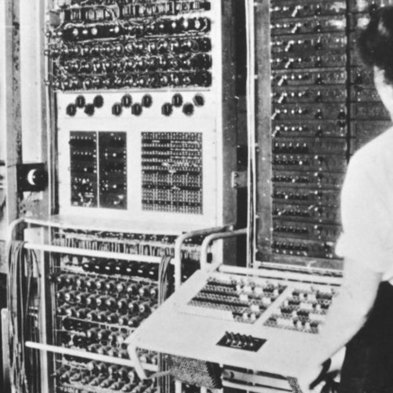 তাঁর অফিসের বাকিদের এই সঙ্কেত নিয়ে জিজ্ঞাসা করলে পেট্রোভ বুঝতে পারেন, যান্ত্রিক গোলযোগের জন্য কম্পিউটারে ভুল সঙ্কেত দেখাচ্ছে। পেট্রোভ এ-ও জানতেন, তিনি যদি ক্ষেপণাস্ত্র হামলার কথা জানান, তা হলে কিছু ক্ষণের মধ্যেই সোভিয়েত ইউনিয়নের পারমাণবিক বোমা আছড়ে পড়ত আমেরিকায়।