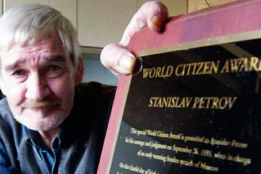 যদিও পেট্রোভ নিজেকে ‘হিরো’ মনে করেন না। তিনি যা করেছিলেন তা তাঁর কর্তব্য ছিল বলেই মনে করেন তিনি। সেনাবাহিনী থেকে অবসর নেওয়ার পর পেট্রোভ মস্কোর কাছে একটি ছোট শহরে বসবাস করতে শুরু করেন। ২০১৭ সালে ৭৭ বছরে সেখানেই মারা যান তিনি।