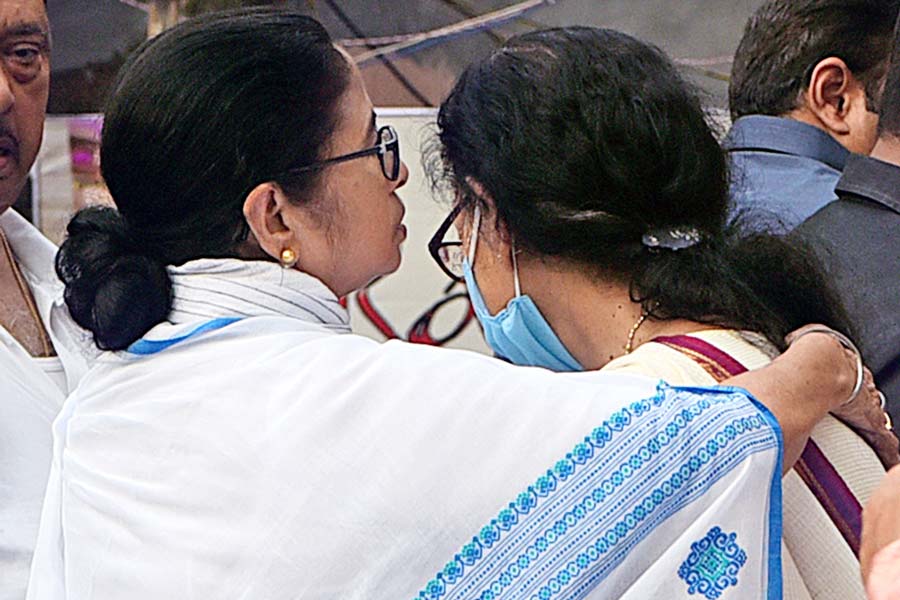 একডালিয়া এভারগ্রিনের পুজো উদ্বোধনে প্রয়াত সুব্রত মুখোপাধ্যায়ের স্ত্রী ছন্দবাণী মুখোপাধ্যায়ের সঙ্গে মুখ্যমন্ত্রী। 