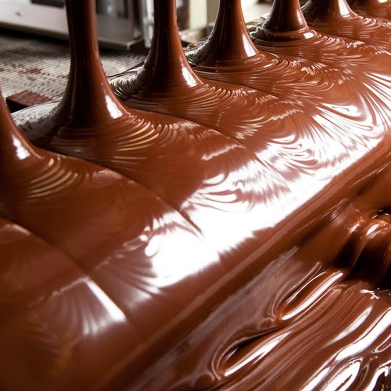 ২০০০ খ্রিস্ট পূর্বাব্দে মধ্য আমেরিকায় চকলেটের উৎপত্তি হওয়ার পরে তা নিয়ে চলেছে নানা গবেষণা। কোনও উপাদান কম বা বেশি মিশিয়ে স্বাদবদলও হয়েছে চকলেটের।