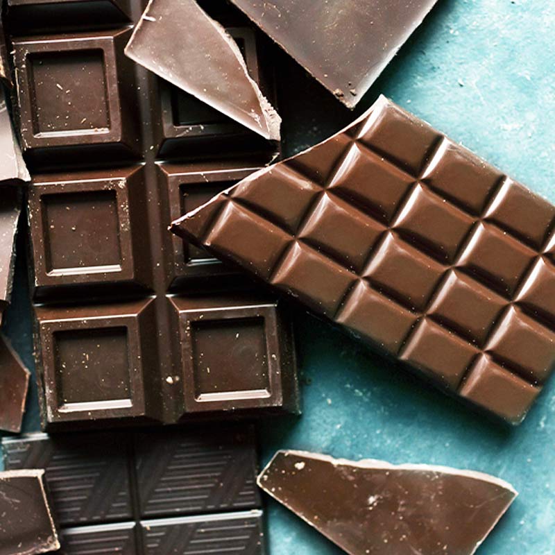 স্বাদ ও রংবিশেষে চকলেটের নামও হয়েছে আলাদা। যে চকলেটের স্বাদ তেতো, তা ডার্ক চকলেট।