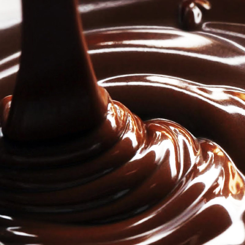 ডার্ক চকলেটে কোকোয়া বাটার, কোকোয়া পাউডারের সঙ্গে মেশানো হয় সামান্য পরিমাণ চিনিও।