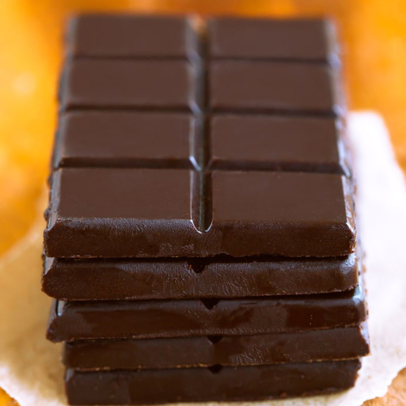 চকলেটটি যেন স্বাদে বেশি তেতো না হয়ে যায়, তার জন্য ভ্যানিলা-সহ অন্যান্য ফ্লেভার মেশানো হয়।