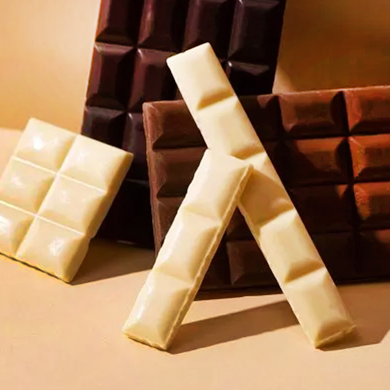 দুধ দিয়ে দু’ধরনের চকলেট বানানো হয়, মিল্ক চকলেট এবং হোয়াইট চকলেট।