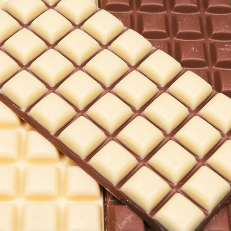 তবে, এই দু’ধরনের চকলেটের স্বাদগত ও বর্ণগত দিক দিয়ে পার্থক্য রয়েছে। 